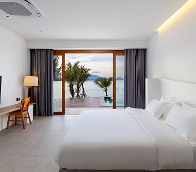 Deluxe Pool Access Room 