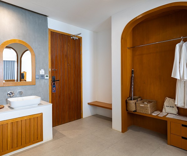 Deluxe Pool Access Room