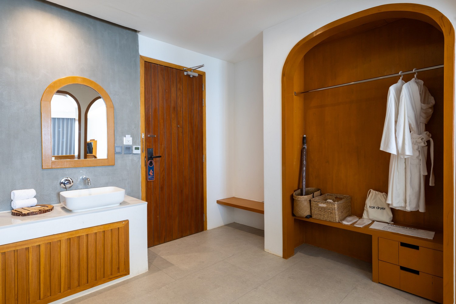 Deluxe Pool Access Room